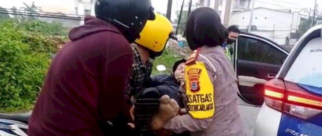 Kasat Lantas Polres Maros, AKP Darmawaty, membantu korban lakalantas di perlimaan bandara lama, Maros.
