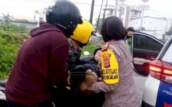 Hujan-hujan Bu Kasatlantas Polres Maros Tolong Korban Lakalantas