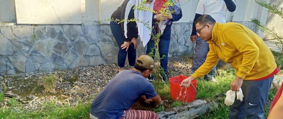 Bappeda Makassar melakukan penanaman pohon dalam rangka HUT 414 Kota Makassar.