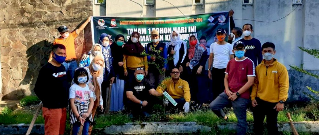 Bappeda Makassar melakukan penanaman pohon dalam rangka HUT 414 Kota Makassar.