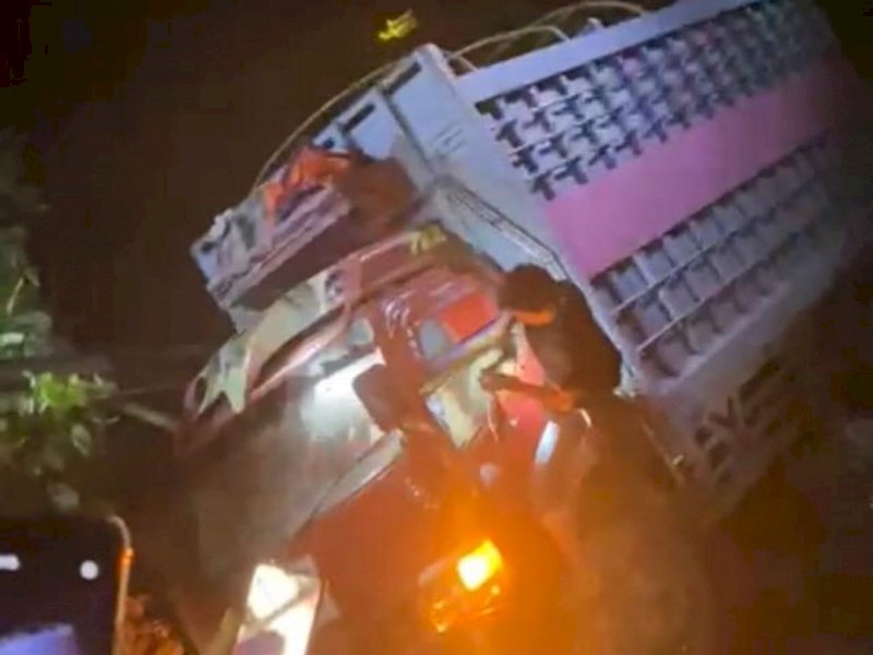 Video Detik detik Mobil Truk Bermuatan Pupuk Terperosok di Jembatan Walenrang Timur Luwu