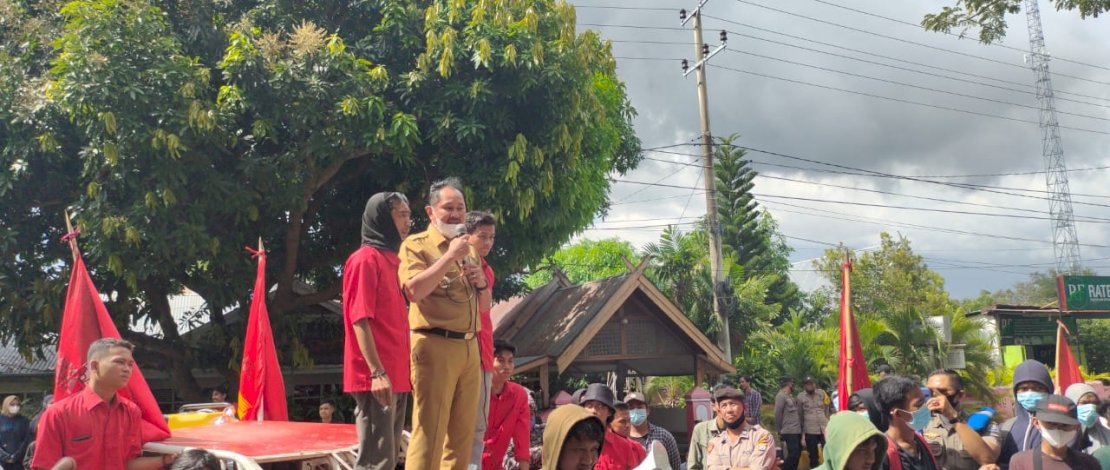 Suasana aksi demonstrasi menolak tambang galian C yang digelar di Jeneponto, kemarin.