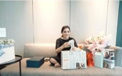 Cuma Dibungkus Koran, Ashanty dapat Kado dari Karyawannya Seharga Jutaan Rupiah 