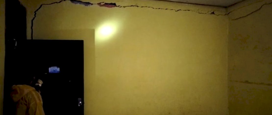 Rumah seorang warga yang sudah mulai retak.