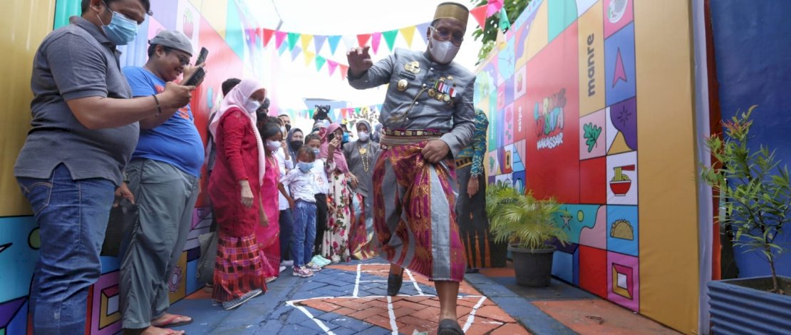 Danny Pomanto tampak piawai memainkan permainan tradisional, Dende-Dende.
