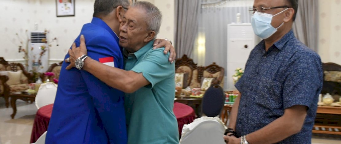 Ilham Arief Sirajuddin (IAS) berpelukan dengan Ali Gandong, tokoh masyarakat Kepulauan Selayar.
