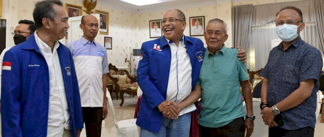 Ilham Arief Sirajuddin (IAS) berpelukan dengan Ali Gandong, tokoh masyarakat Kepulauan Selayar.