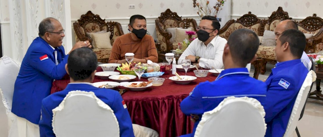 Ilham Arief Sirajuddin (IAS) berpelukan dengan Ali Gandong, tokoh masyarakat Kepulauan Selayar.