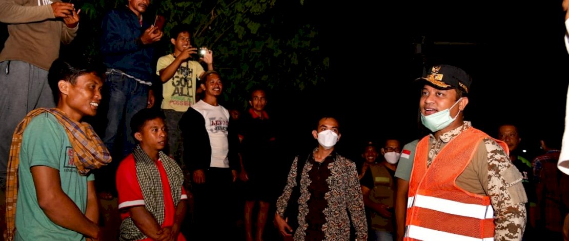 Plt Gubernur Sulsel, Andi Sudirman Sulaiman saat meninjau pembangunan jembatan Battang.