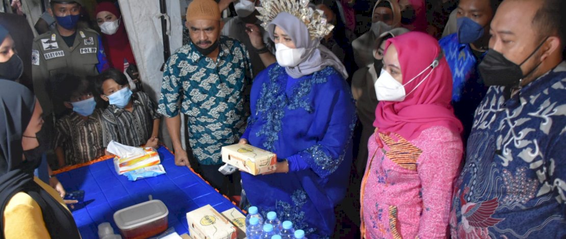 Bersama Istri, Camat Panakkukang Ajak Tripika Ngopi dan Makan Taripang