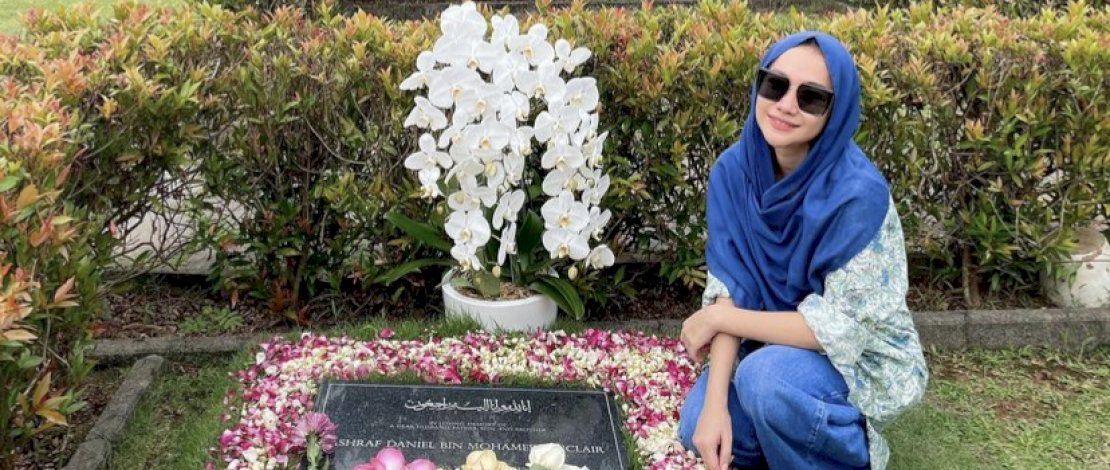 Bunga Citra Lestari Ziarah ke Pemakaman Asraf Sinclair.