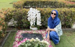 Peringati Wedding Anniversary Ke-13, BCL Ziarahi Makam Sang Suami