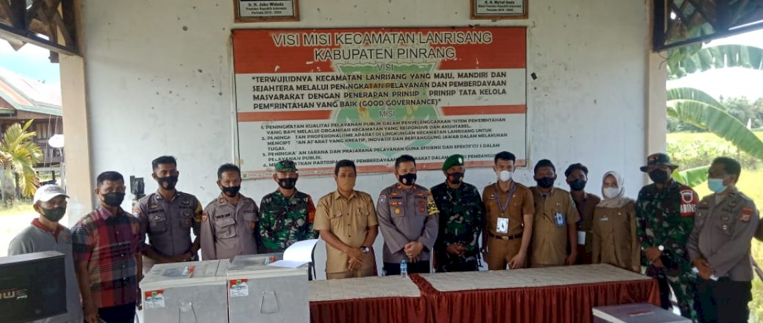 Pembagian kotak suara di 20 pilkades di Pinrang.