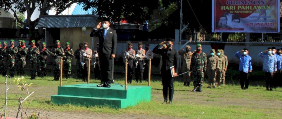 Bupati Takalar, H Syamsari menjadi pembina upacara pada peringatan Hari Pahlawan.