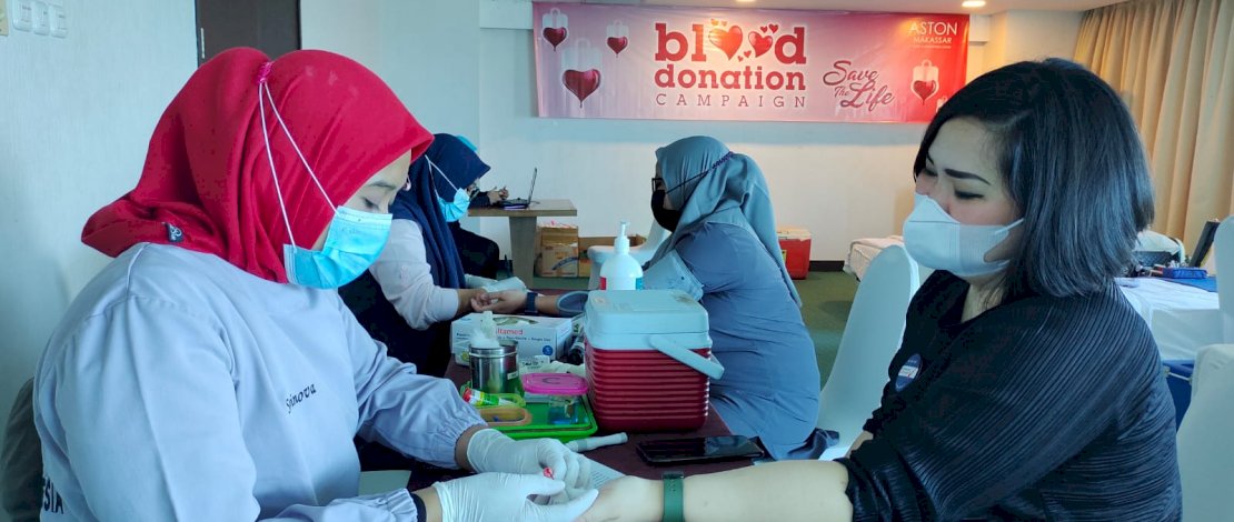 Aksi donor darah yang digelar managemen Aston Hotel Makassar, Rabu (10/11/2021).