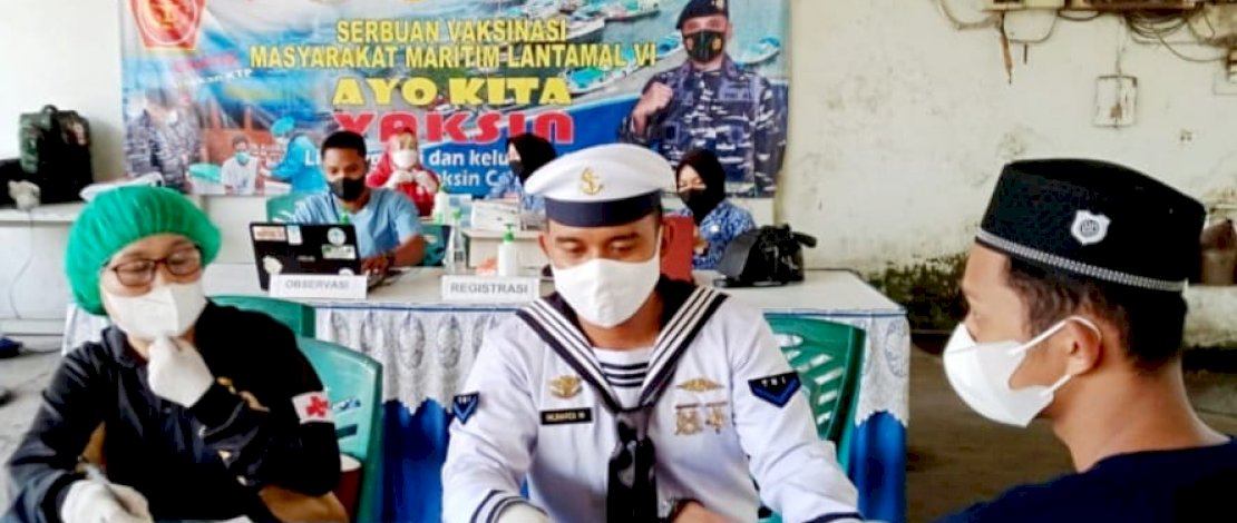 Maknai Hari Pahlawan, Santri Ini Datangi Serbuan Vaksin TNI AL di Makassar Maknai Hari Pahlawan, Santri Ini Datangi Serbuan Vaksin TNI AL di Makassar