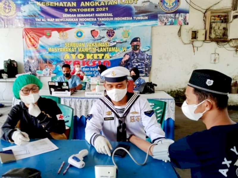 Maknai Hari Pahlawan, Santri Ini Datangi Serbuan Vaksin TNI AL di Makassar