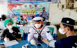 Maknai Hari Pahlawan, Santri Ini Datangi Serbuan Vaksin TNI AL di Makassar