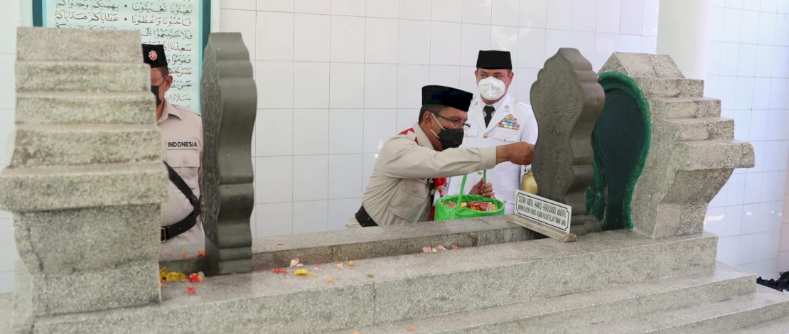 Wali Kota Makassar, Moh. Ramdhan &lsquo;Danny&rsquo; Pomanto saat &ldquo;silatuhrahim&rdquo; ke makam Pangeran Diponegoro dan keluarganya, Jalan Diponegoro, Rabu (10/11/21).