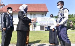 Hari Pahlawan, Bupati Luwu Serahkan Santunan Bagi Guru Honorer yang Meninggal Dunia