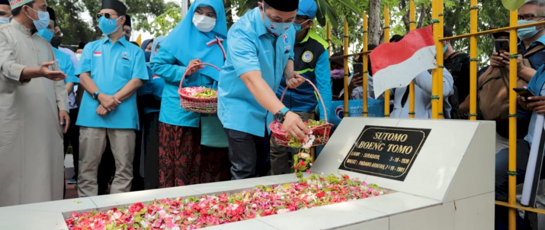 Anis Matta menziarahi makam Bung Tomo.