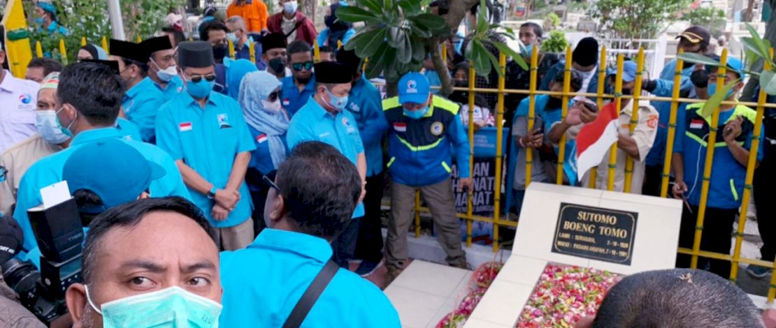 Anis Matta menziarahi makam Bung Tomo.