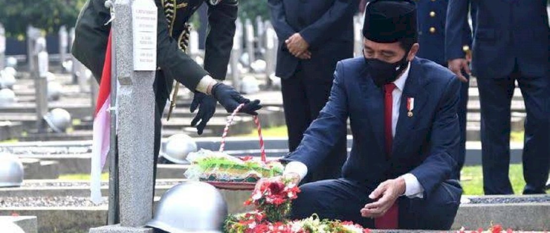Peringati Hari Pahlawan, Jokowi Tabur Bunga Hingga Jadi Inspektur Upacara