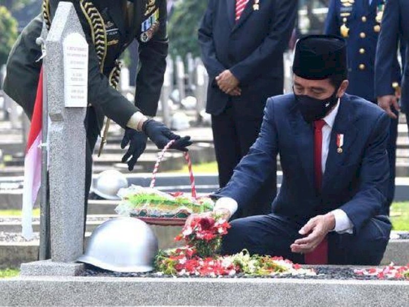 Peringati Hari Pahlawan, Jokowi Tabur Bunga Hingga Jadi Inspektur Upacara