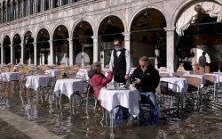 Warga Venesia Santai Nikmati Kopi di Tengah Banjir, Netizen Bandingkan dengan Indonesia 