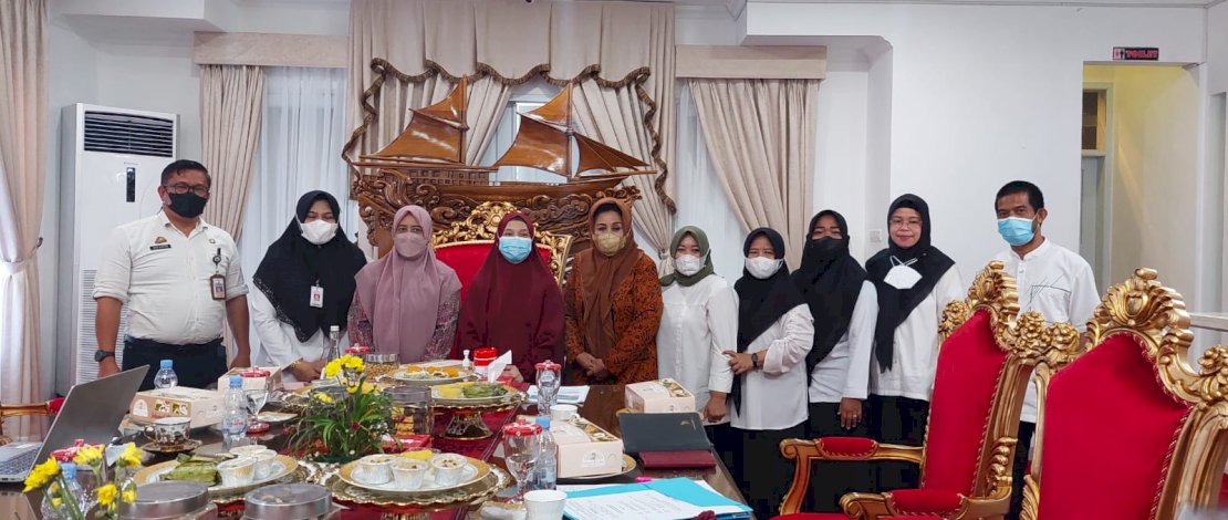 Pengurus BKP bersama IGTKI Sulsel, berfoto bersama Plt Ketua TP PKK Provinsi Sulsel, Naoemi Octarina. 