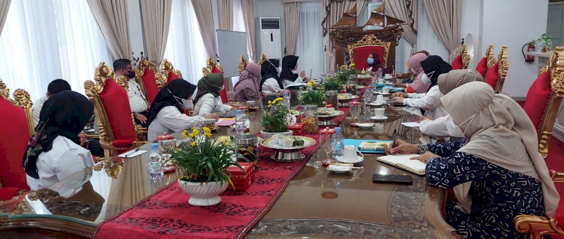 Pengurus BKP bersama IGTKI Sulsel, berfoto bersama Plt Ketua TP PKK Provinsi Sulsel, Naoemi Octarina. 