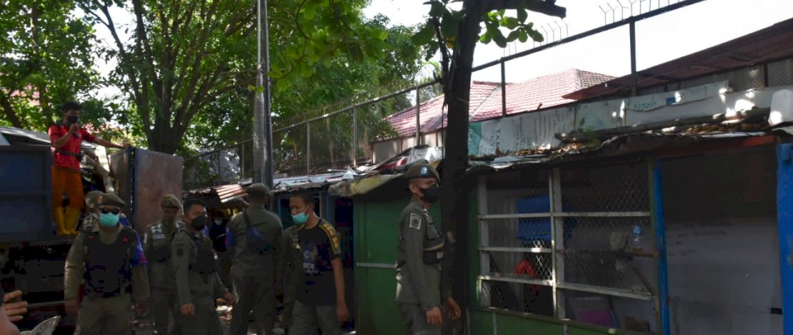 Suasana penertiban PK5 di Jl Karantina, Kelurahan Sinrijala, Kecamatan Panakkukang, Makassar. 