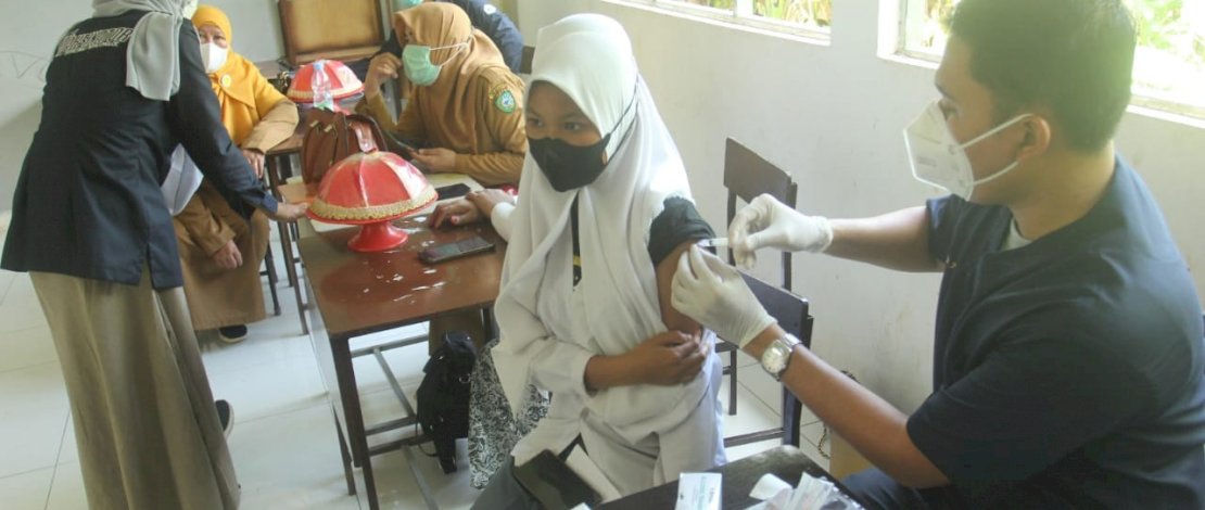 Vaksinasi keliling yang digelar Kodim 1422 Maros di SMK Fardillah, di Desa Bonto Bunga, Kecamatan Moncongloe, Kabupaten Maros.  