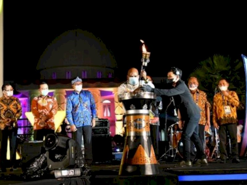Andi Sudirman Dampingi Lukas Enembe Sulutkan Api Obor Tanda Dimulainya PON XX Papua