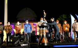 Andi Sudirman Dampingi Lukas Enembe Sulutkan Api Obor Tanda Dimulainya PON XX Papua