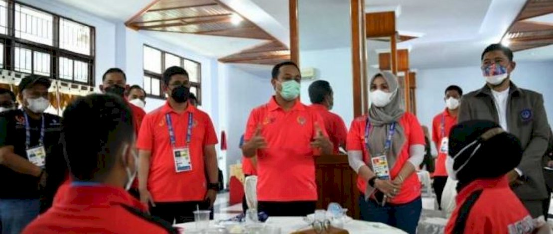 Plt Gubernur Sulsel, Andi Sudirman Sulaiman, menyemangati atlet yang akan berlaga di PON XX Papua.