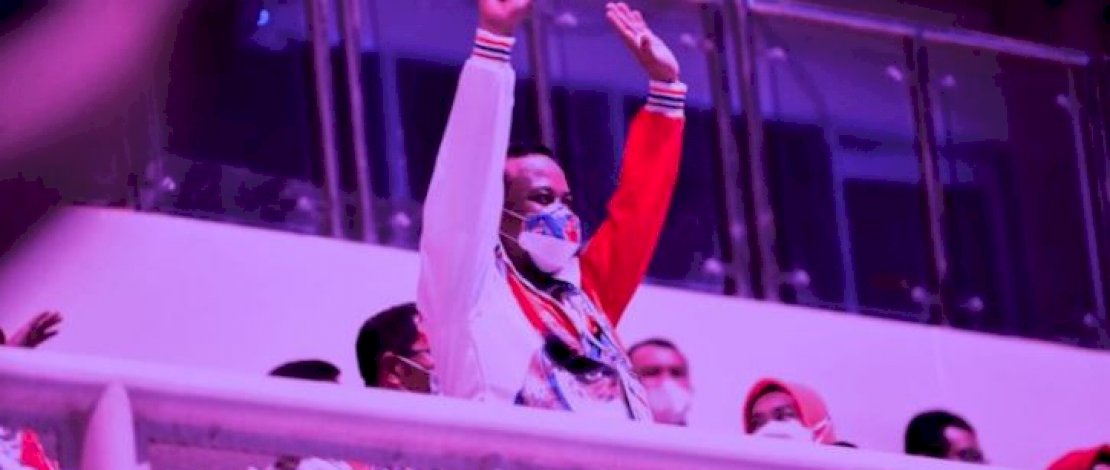 Andi Sudirman Sulaiman menyambut defile atlet Sulsel yang akan berlaga di PON Papua pada pembukaan, 2 Oktober 2021. Andi Sudirman Sulaiman menyambut defile atlet Sulsel yang akan berlaga di PON Papua pada pembukaan, 2 Oktober 2021.