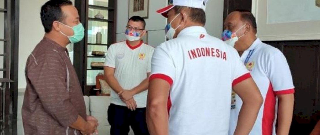 Plt Gubernur Sulsel, Andi Sudirman Sulaiman berbincang bersama pengurus KONI Pusat.