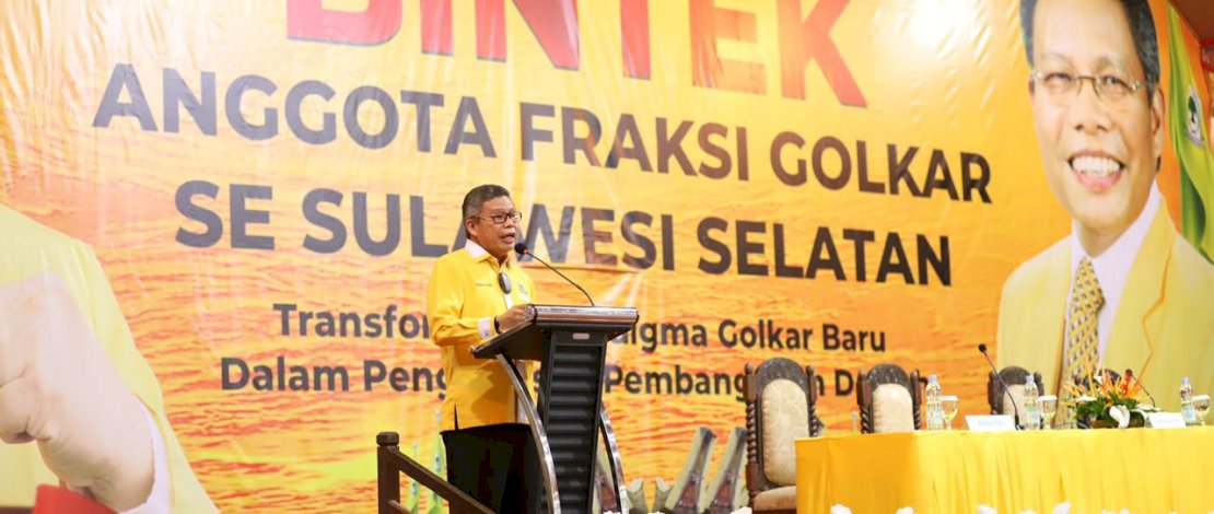 Taufan Pawe memberikan sambutan di Bintek Anggota Fraksi Golkar se-Sulsel, Kamis (11/11).