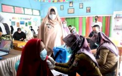 Camat Tallo Keliling Pantau Jalannya Vaksinasi 100 RT Satu Hari 100 Persen