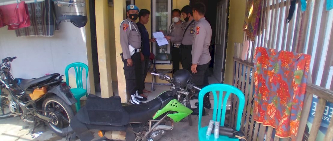 Propam Polres Palopo saat mendatangi rumah Aipda Aksan. (Foto: dok Polres Palopo)