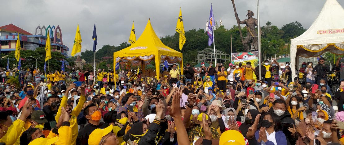 Suasana jalan santai HUT Golkar ke-57 di Tana Toraja, Jumat (12/11).