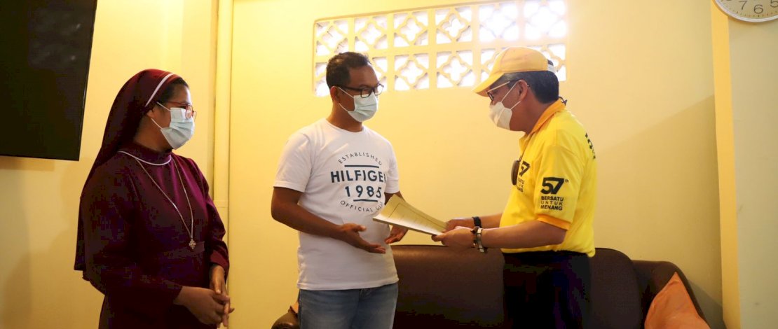 HUT Golkar ke-57, Taufan Pawe Serahkan Bantuan ke Rumah Ibadah di Toraja