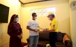 HUT Golkar ke-57, Taufan Pawe Serahkan Bantuan ke Rumah Ibadah di Toraja