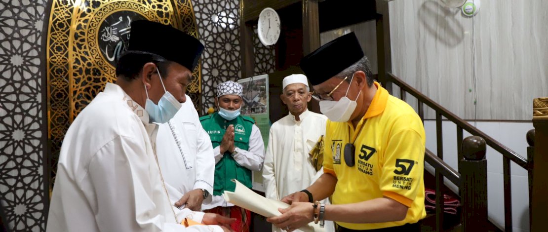 HUT Golkar ke-57, Taufan Pawe Serahkan Bantuan ke Rumah Ibadah di Toraja