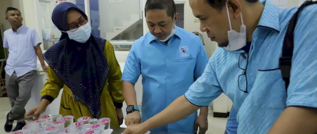  Anis Matta belajar membatik.