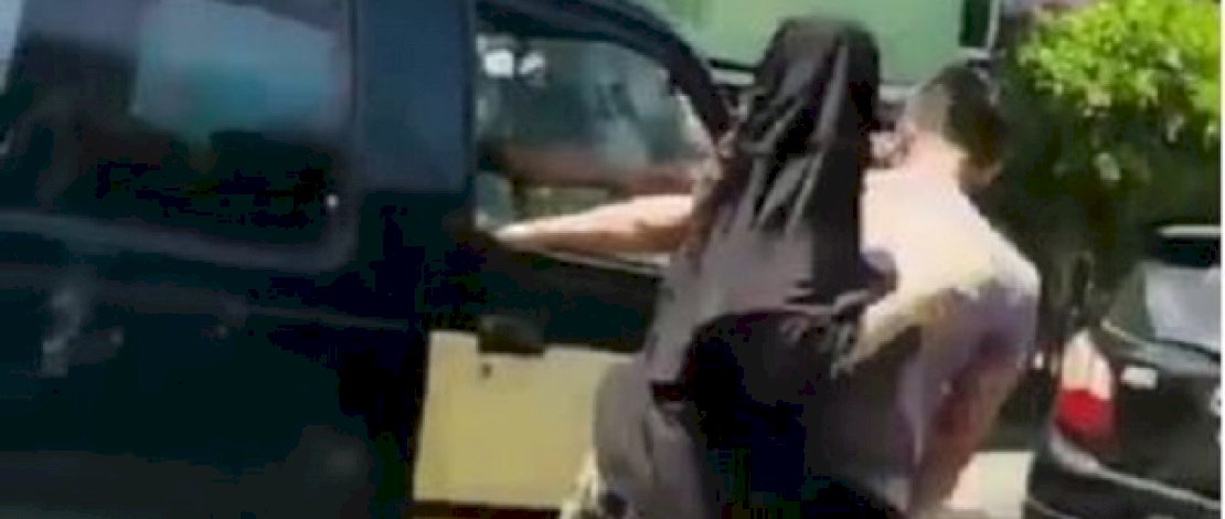 Tangkapan layar video amatir, detik-detik oknum Brimob meninju pintu mobil angkot di Parepare.