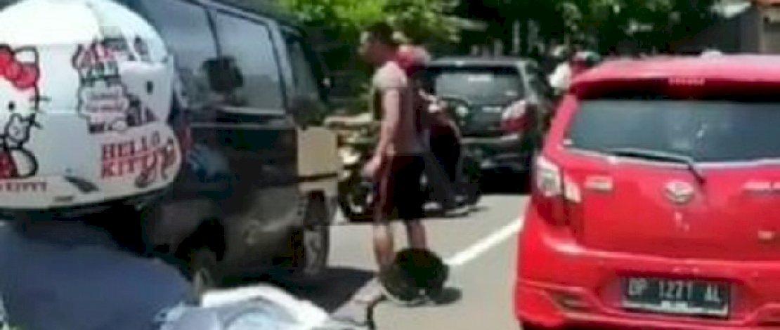 Tangkapan layar video amatir, detik-detik oknum Brimob meninju pintu mobil angkot di Parepare.