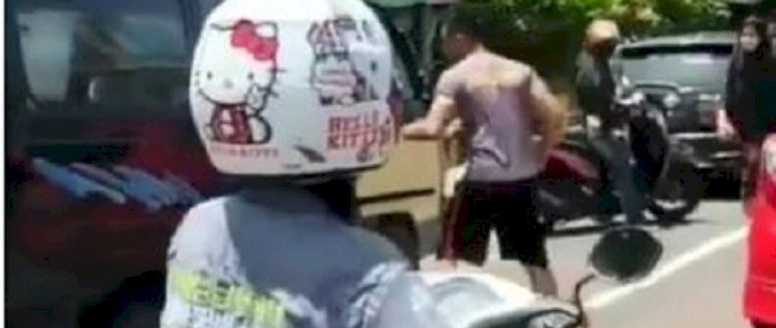 Tangkapan layar video amatir, detik-detik oknum Brimob meninju pintu mobil angkot di Parepare.