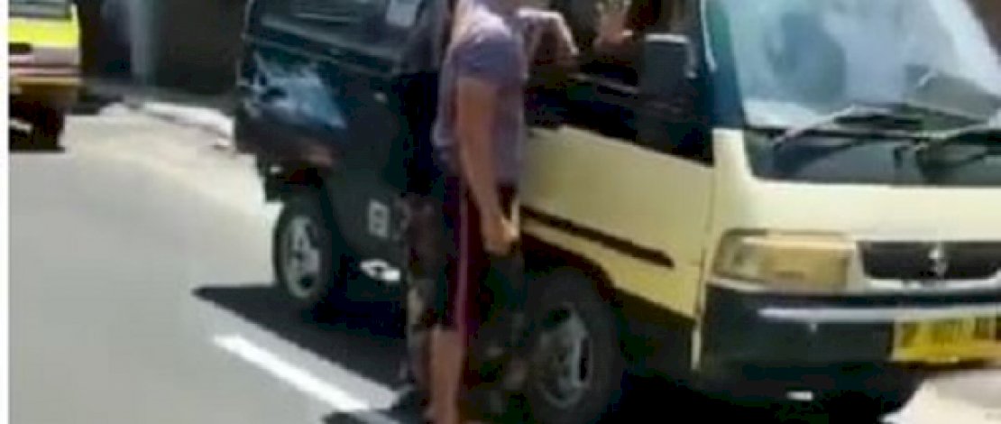 Tangkapan layar video amatir, detik-detik oknum Brimob meninju pintu mobil angkot di Parepare.